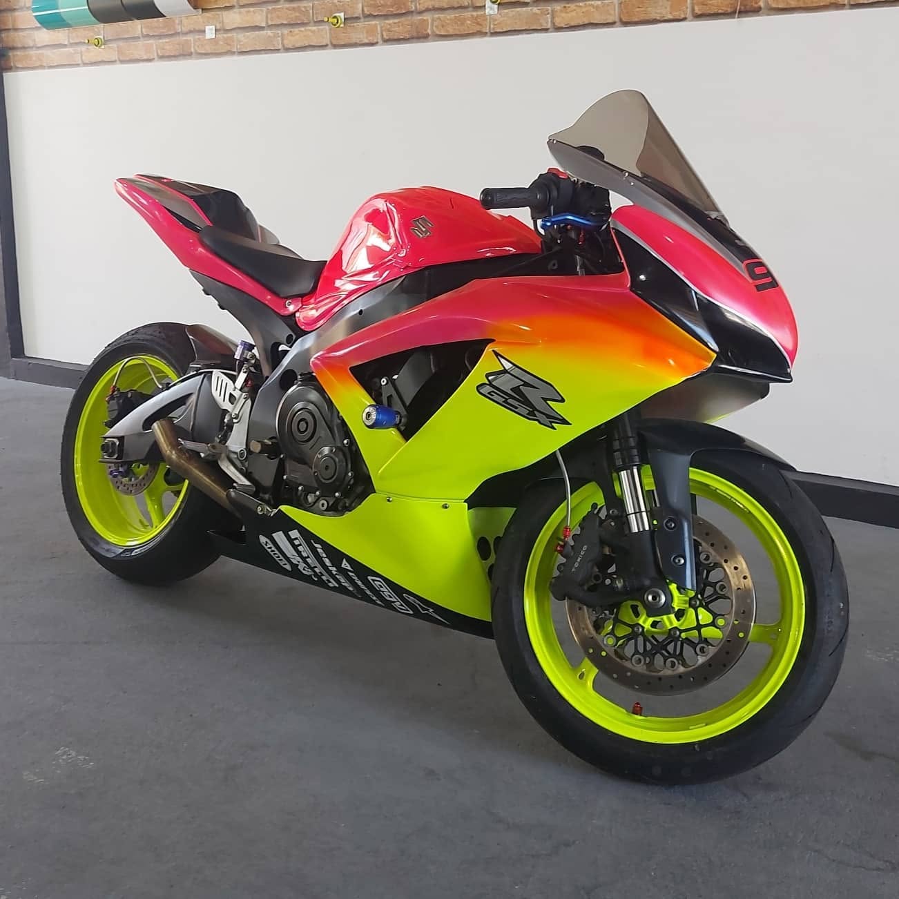 Moto esportiva com envelopamento personalizado