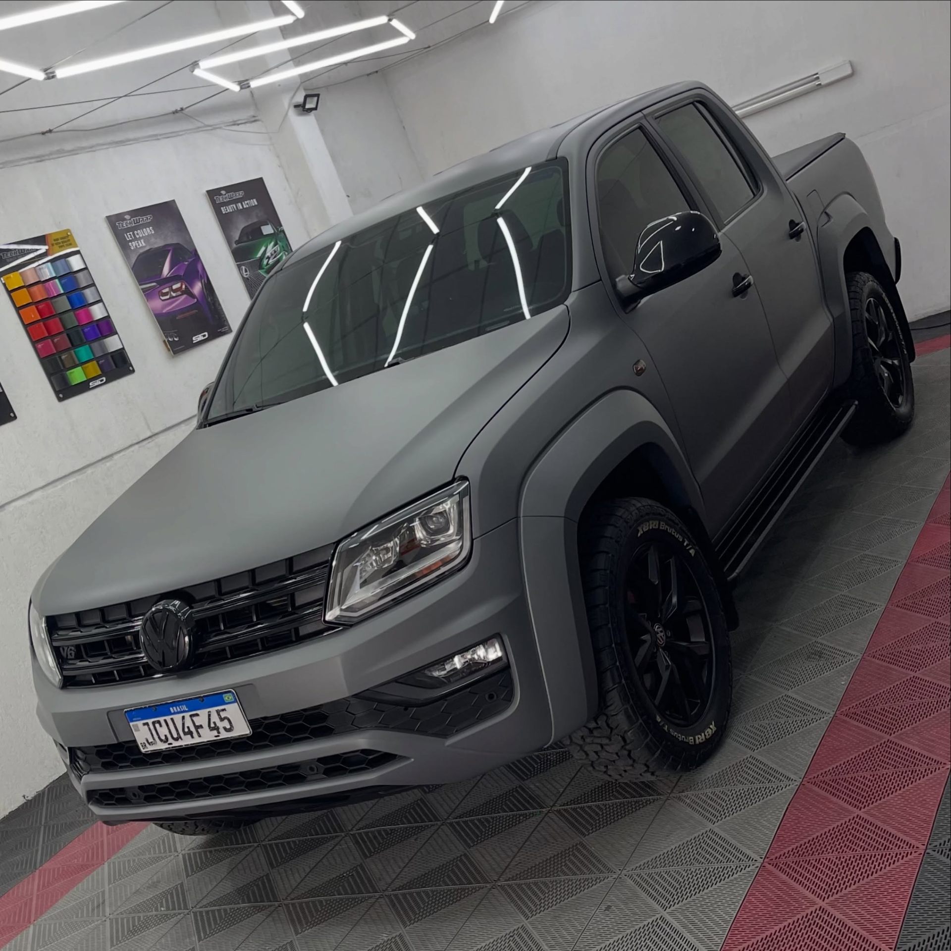 Amarok envelopada em cinza fosco