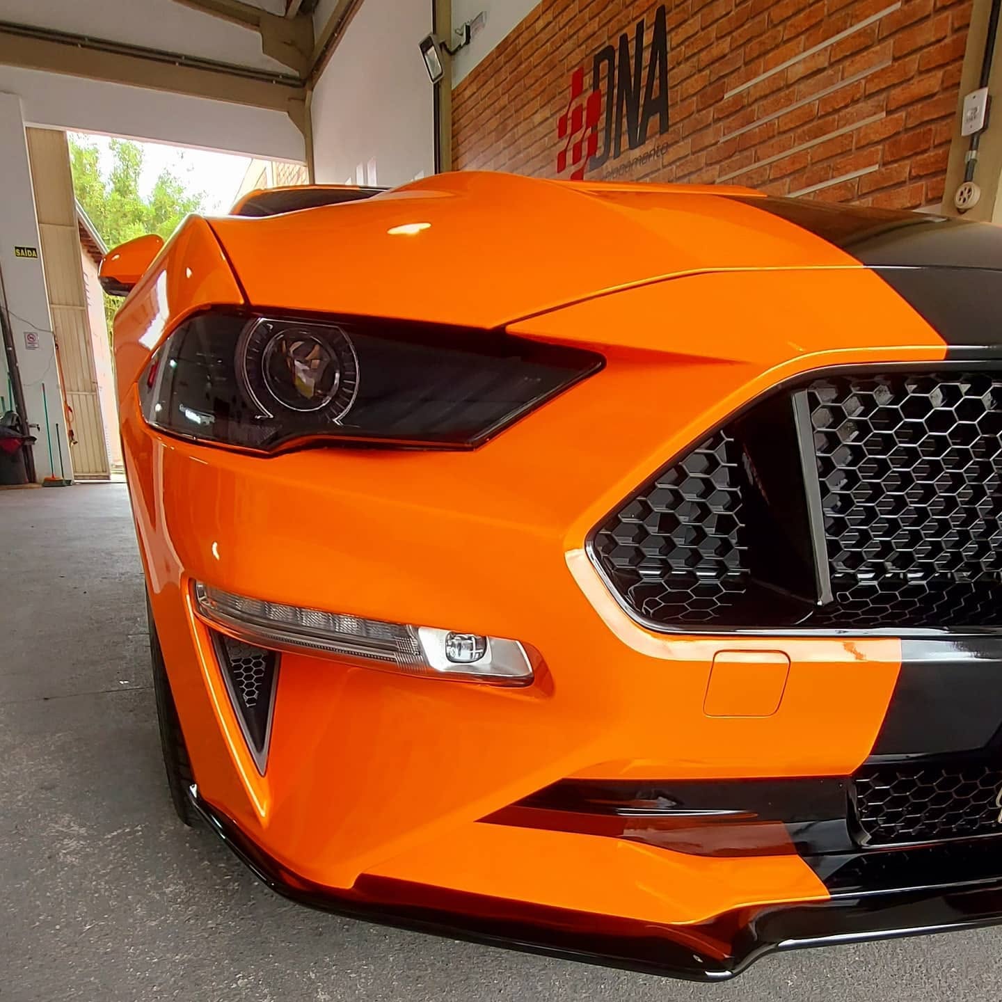 Mustang envelopada em laranja brilhante